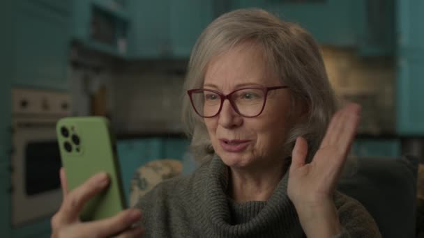 Пожилая Женщина Видео Звонок Помощью Мобильного Телефона Старшая Женщина Разговаривает — стоковое видео