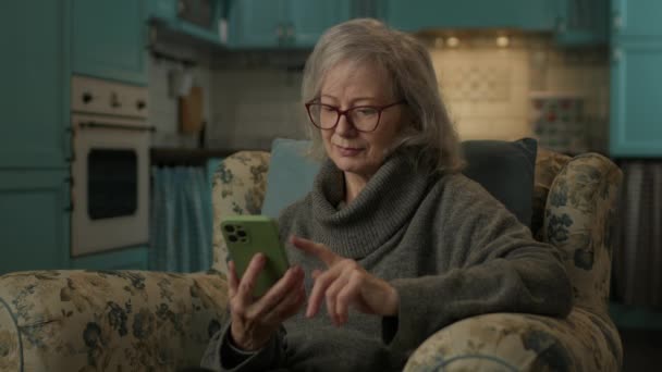Oudere Vrouw Die Mobiele Telefoon Gebruikt Senior Vrouw Surfen Online — Stockvideo