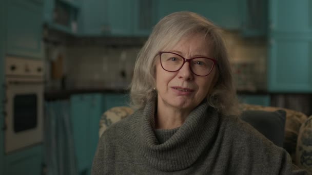 Kamera Karşısında Kıdemli Kadın Konuşuyor Pov Yaşlı Kadın Evde Oturan — Stok video