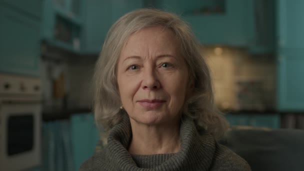 Portrét Starší Ženy Starší Žena Usmívá Kamery Důchodce Doma — Stock video