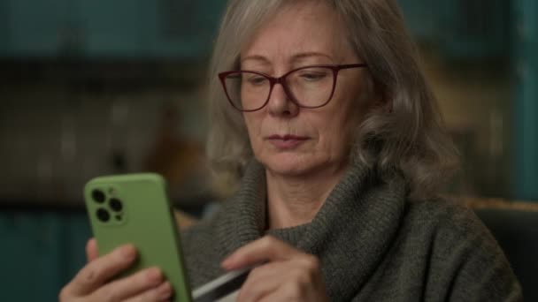 Kredi Kartı Akıllı Telefonla Ödeme Yapan Yaşlı Bir Kadın Üst — Stok video