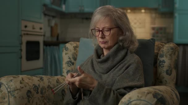 Äldre Kvinna Stickar Hemma Senior Kvinna Tycker Att Sticka Sittande — Stockvideo