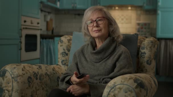 Donna Matura Che Guarda Una Signora Anziana Con Telecomando Che — Video Stock