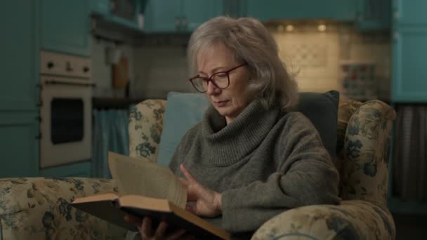 Kıdemli Kadın Kağıt Kitabı Okuyor Yaşlı Bayan Evdeki Rahat Koltukta — Stok video