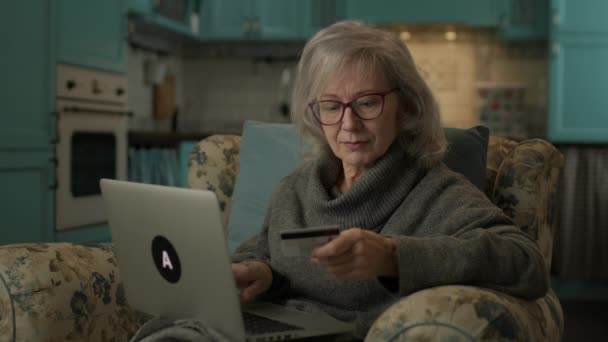 Старша Жінка Платить Онлайн Кредитною Карткою Зріла Жінка Використовує Ноутбук — стокове відео