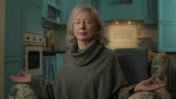 Starsza Kobieta Medytuje Domu Spokojny Starsza Kobieta Oddycha Zamkniętymi Oczami — Wideo stockowe