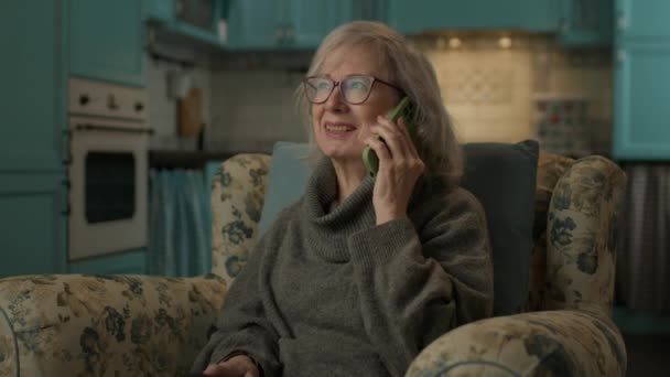 Babička Mluví Mobilu Starší Žena Drží Mobilní Telefon Rukou Starší — Stock video