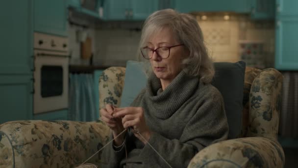 Senior Vrouw Breien Kijken Thuis Oudere Dame Houdt Van Breien — Stockvideo