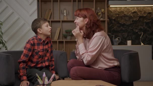 Terapeuta Fala Trabalhando Com Criança Com Autismo Menino Escola Com — Vídeo de Stock