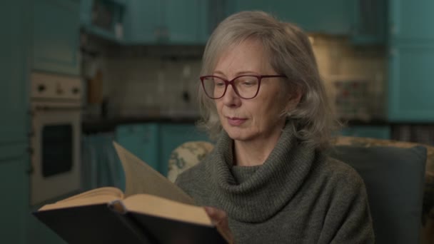 Kitap Okuyan Yaşlı Bir Kadın Olgun Bir Bayan Evdeki Rahat — Stok video