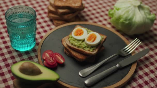 Готовить Тост Авокадо Яйцом Рука Готовит Здоровую Еду — стоковое видео