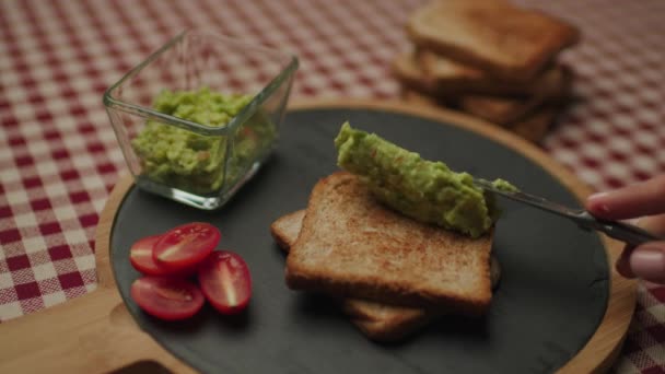 Rozsiewam Awokado Toście Ręczne Gotowanie Zdrowy Posiłek Guacamole Chlebie — Wideo stockowe