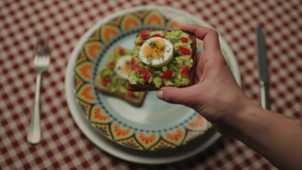 Avokado Toast Hand Person Som Håller Brödbit Med Guacamole Och — Stockvideo