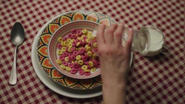 Ρίχνει Γάλα Νιφάδες Καλαμποκιού Χρώμα Κορν Φλέικς Δαχτυλίδια Στο Πιάτο — Αρχείο Βίντεο
