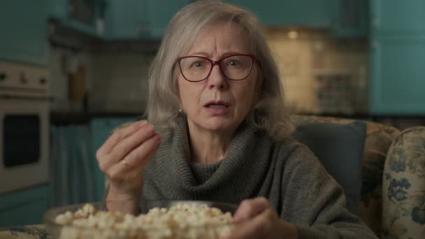 Wanita Senior Menonton Dengan Pop Corn Pov Wanita Dewasa Berkonsentrasi — Stok Video