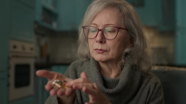 Starší Žena Počítá Pilulky Ruce Žena Šedesátých Let Stará Zdraví — Stock video