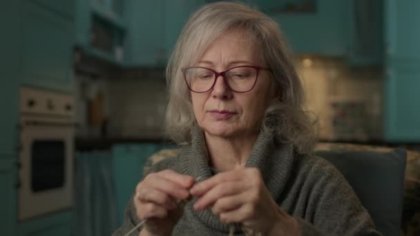 Femme Mûre Tricot Maison Dame Âgée Aime Tricoter Assis Dans — Video