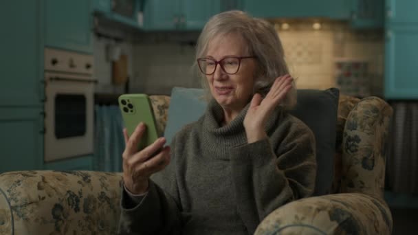 Oudere Vrouw Video Bellen Met Behulp Van Mobiele Telefoon Oudere — Stockvideo