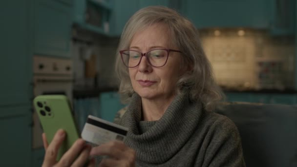 Ηλικιωμένη Γυναίκα Που Πληρώνει Online Χρησιμοποιώντας Την Τραπεζική Κάρτα Και — Αρχείο Βίντεο