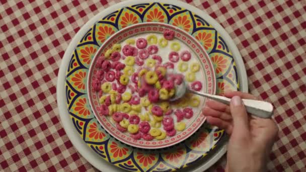 Met Hand Corn Flakes Eten Met Melk Een Menselijke Hand — Stockvideo