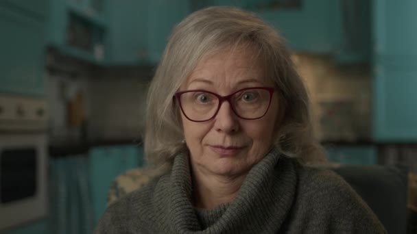 Starší Žena Nevěří Dívá Kamery Starší Žena Pokrčila Rameny Před — Stock video