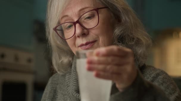 Mogen Kvinna Som Håller Glas Vatten Med Brinnande Piller Äldre — Stockvideo