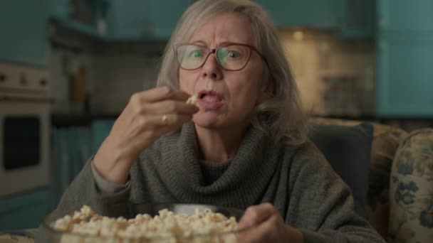 Koncentrált Idős Néz Pop Corn Pov Val Érett Hölgy Otthon — Stock videók