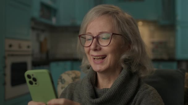 Счастливая Старшая Женщина Смс Помощью Мобильного Телефона Улыбающаяся Пожилая Женщина — стоковое видео