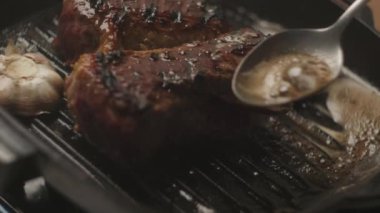 Izgara Tavada Biftek Pişirme İşlemi. Biftek ızgarası ağır çekimde, yakın çekim. 4K