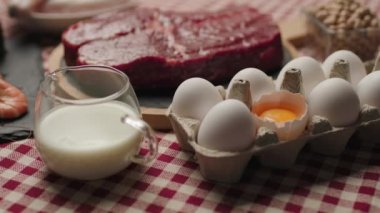 Masadaki protein yiyeceği. Biftek, yumurta, tavuk ve süt. Yüksek protein içerikli ürünler. 4K