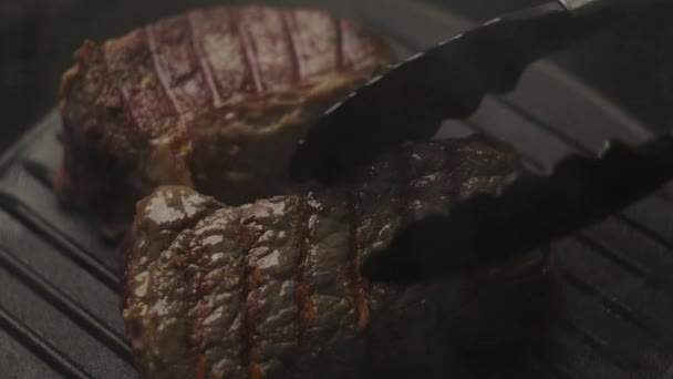 Pečené Hovězí Grilované Pánvi Hovězí Steak Griluje Zpomaleném Filmu Zblízka — Stock video