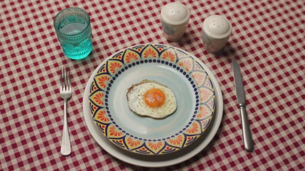 Ręce Jedzące Smażone Jajka Widok Osobę Jedzącą Śniadanie — Wideo stockowe