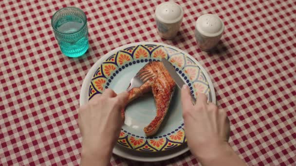 Χέρια Που Τρώνε Μπριζόλα Σολομού Ψητός Σολομός Στο Πιάτο Αργή — Αρχείο Βίντεο