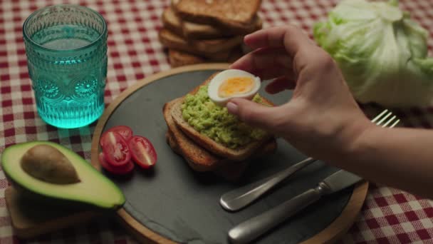 Torrada Abacate Com Ovo Cozinhando Mão Preparando Refeição Saudável Café — Vídeo de Stock