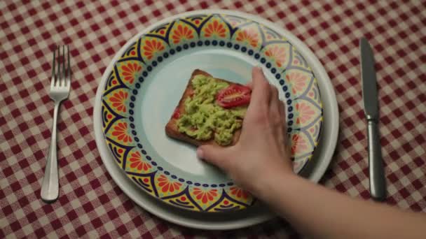Äta Avokado Toast Personen Tar Brödbit Med Guacamole Hälsosam Frukost — Stockvideo