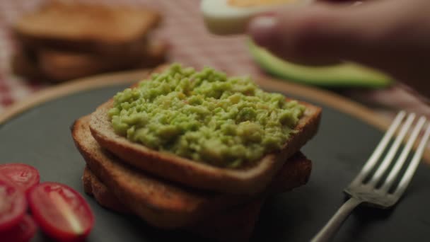 Тост Авокадо Яйцом Сверху Ручная Подготовка Здорового Завтрака — стоковое видео