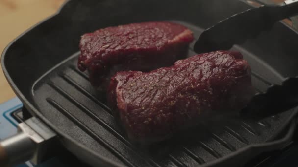 Asar Carne Res Parrilla Carne Res Asando Cámara Lenta Cerca — Vídeos de Stock