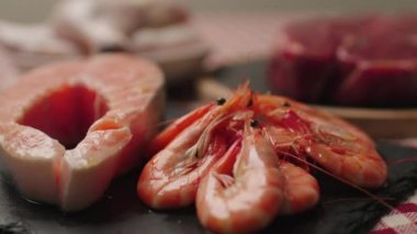 Proteinli karides ve somon. Yüksek protein içerikli ürünler. 4K