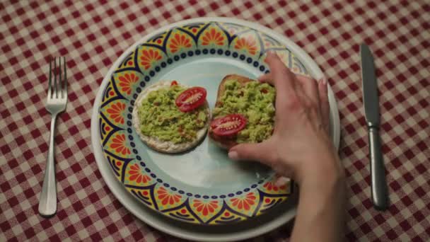 Ручной Выбор Авокадо Тост Фитнес Хлеб Рука Человека Берет Кусок — стоковое видео