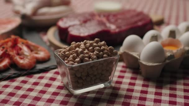 Kikkererwten Schaal Met Eiwithoudend Voedsel Tafel Producten Met Een Hoog — Stockvideo