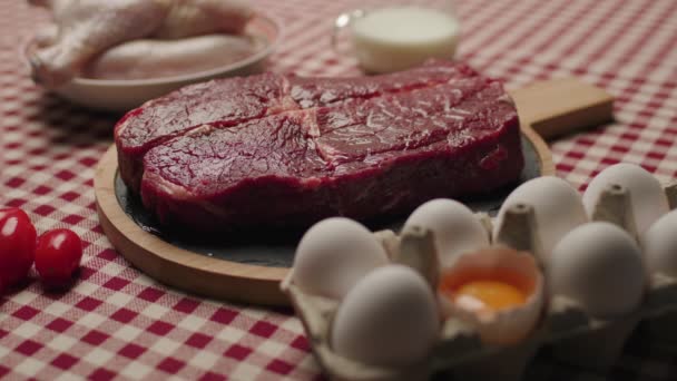 生牛肉牛排准备好烹调了 用慢动作把油倒在牛肉牛排上 — 图库视频影像