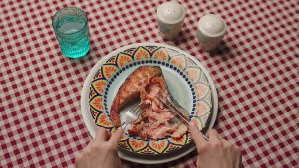 Χέρια Τρώνε Μπριζόλα Σολομού Όποιος Τρώει Ψητό Σολομό Στο Πιάτο — Αρχείο Βίντεο