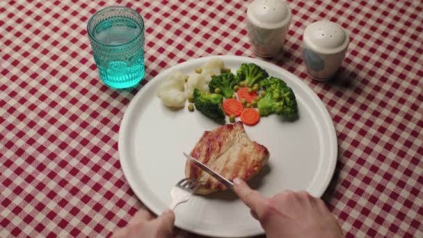 Χέρια Τρώνε Στήθος Κοτόπουλου Λαχανικά Πάνω Άποψη Του Ατόμου Τρώει — Αρχείο Βίντεο