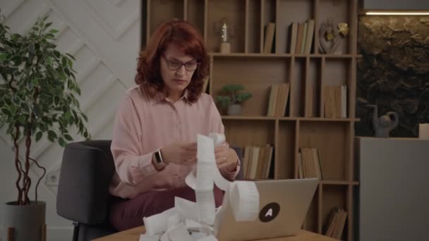 Vrouw Uit Die Huishoudbudget Berekent Met Laptop Met Rekeningen Bonnetjes — Stockvideo