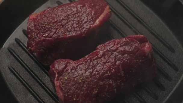 Dos Filetes Res Parrilla Carne Res Asando Cámara Lenta Cerca — Vídeos de Stock