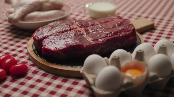 Steak Boeuf Frais Prêt Pour Cuisson Verser Les Épices Sur — Video