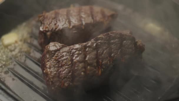 Faire Frire Boeuf Avec Beurre Sur Gril Grillage Steak Boeuf — Video