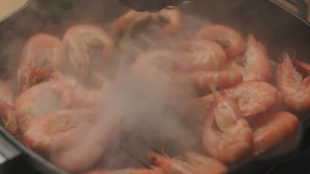 Mixing Grilled Shrimps Roasting Shrimps Hot Pan Close — Stock Video