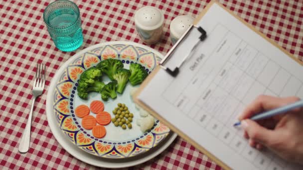 手書きの国会案 テーブルの上の健康食品 減量プログラムのための食事療法 — ストック動画