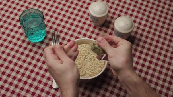 Memasak Mie Instan Menuang Rempah Rempah Mangkuk Dengan Sup Mie — Stok Video